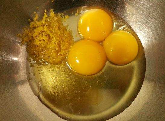 蛋清、面粉和橄榄油适量