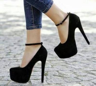 女性经常的穿高跟鞋有关