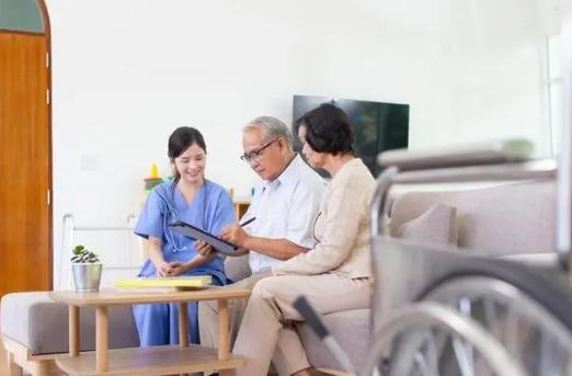养老院和家庭照顾哪种方式更好？