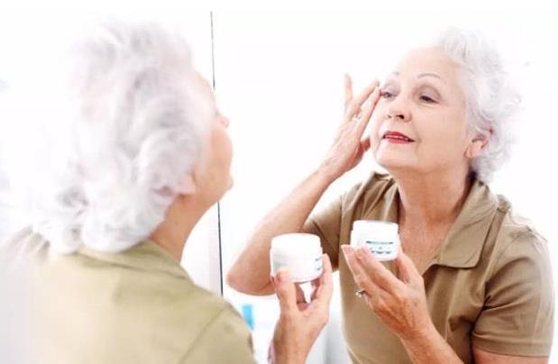 如何防止老年人的皮肤问题？