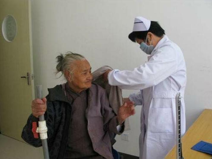 护工照顾老人生活